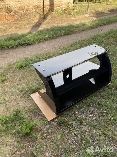 Стеклянная тумба под тв