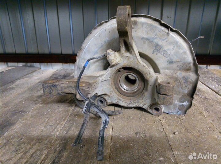 Кулак (цапфа) передний правый Mitsubishi Outlander