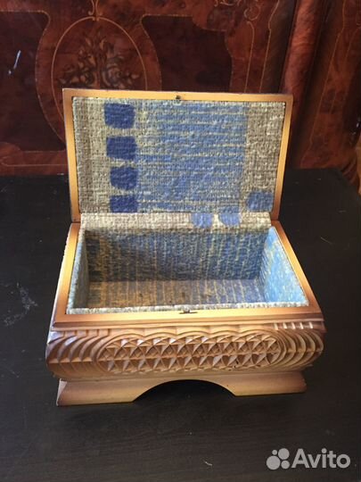 Деревянная шкатулка