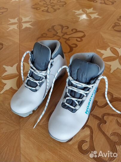 Лыжи 140 см, ботинки 35 р. и палки 100 см