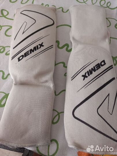 Набор: шлем, перчатки и защита для ног