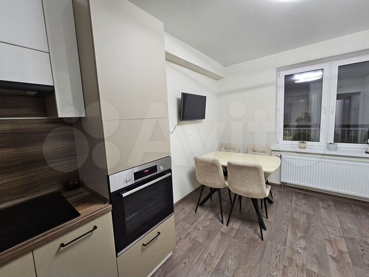 2-к. квартира, 54 м², 1/19 эт.