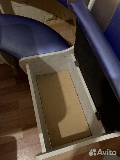 Кухонный уголок со столом и стульями