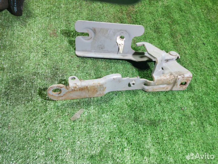 Петля капота передняя правая Haima 3 седан 1.8