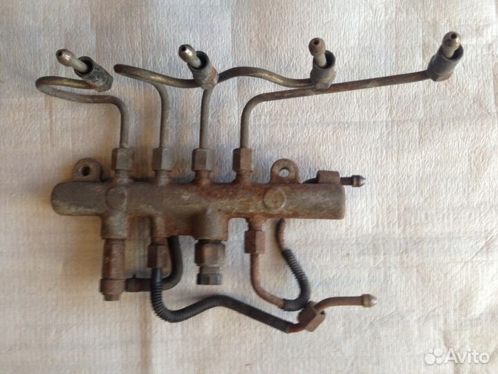 Рампа топливная с датчиком Mazda 6 MPV RF5C13GC0