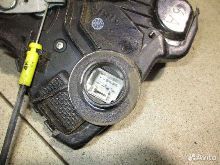 Замок двери передней левой Toyota Corolla (E150)