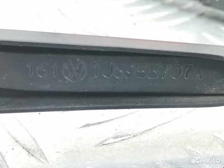 Щеткодержатель задний Volkswagen Golf 3 2000