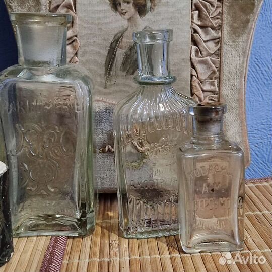 Старинные парфюмерные флаконы и баночки