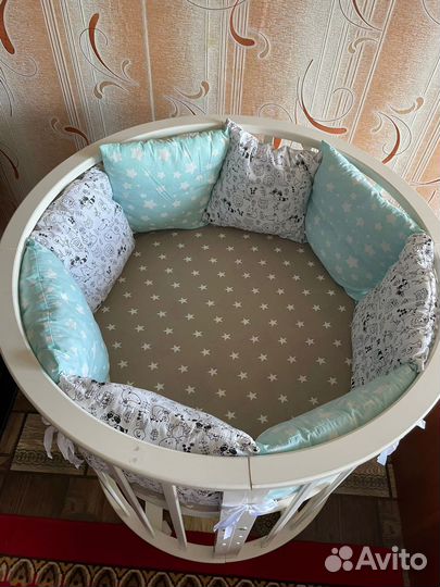 Детская кроватка с маятником белая