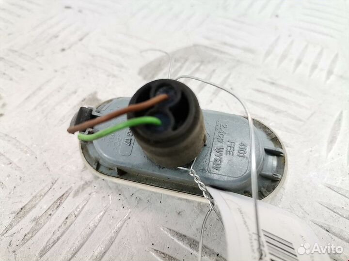 Повторитель передний левый Volkswagen Passat