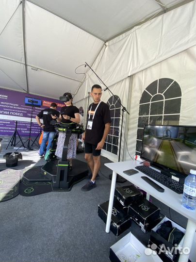 Аттракцион виртуальной реальности.Беговая дорожка