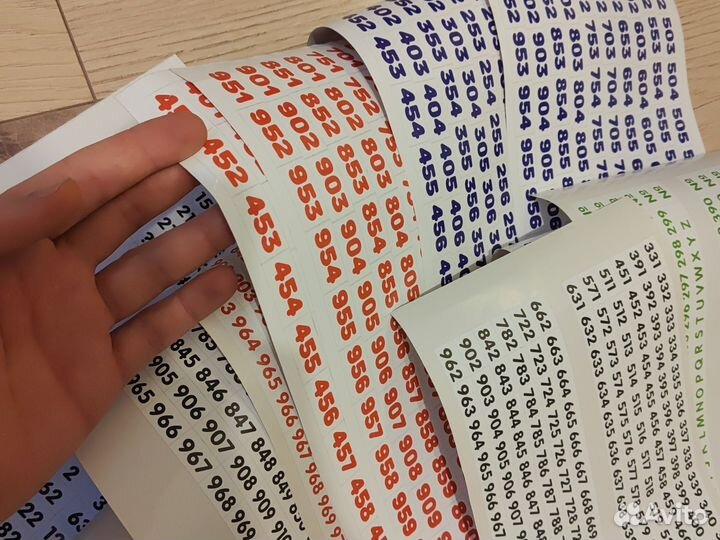 Наклейки с вырезанными цифрами