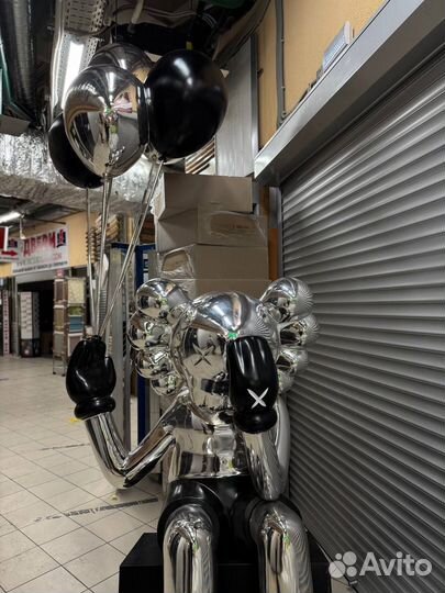 Игрушка статуя Kaws с шариками