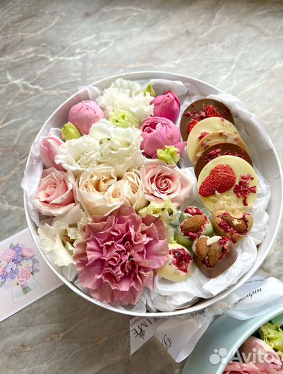 Подарочный набор: цветы и шоколад