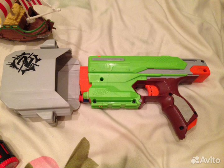 Пистолет, бинокль, кубик Рубика и другое