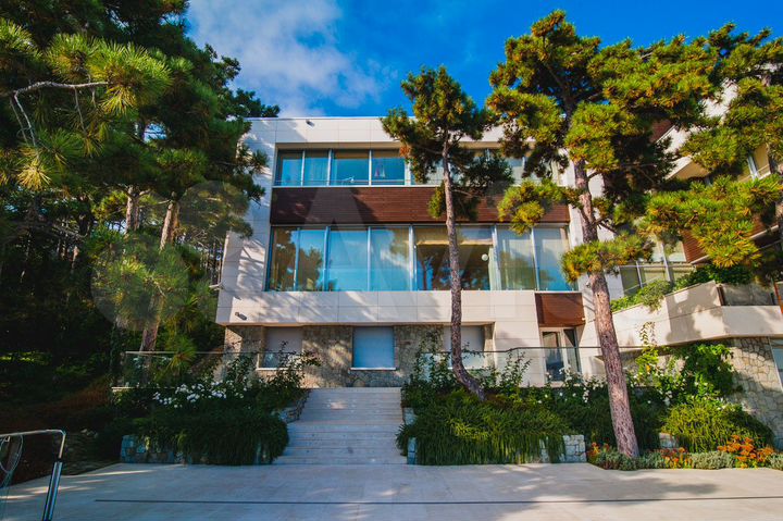 Дом 1184,6 м² на участке 34 сот.