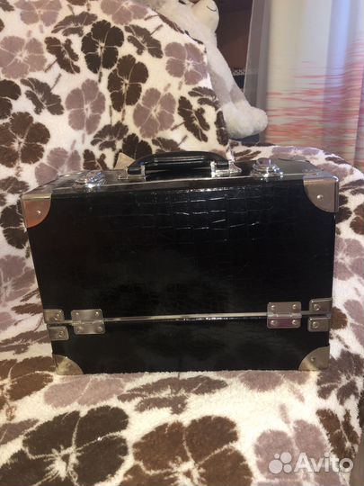 Продам бьюти кейс,чемодан визажиста