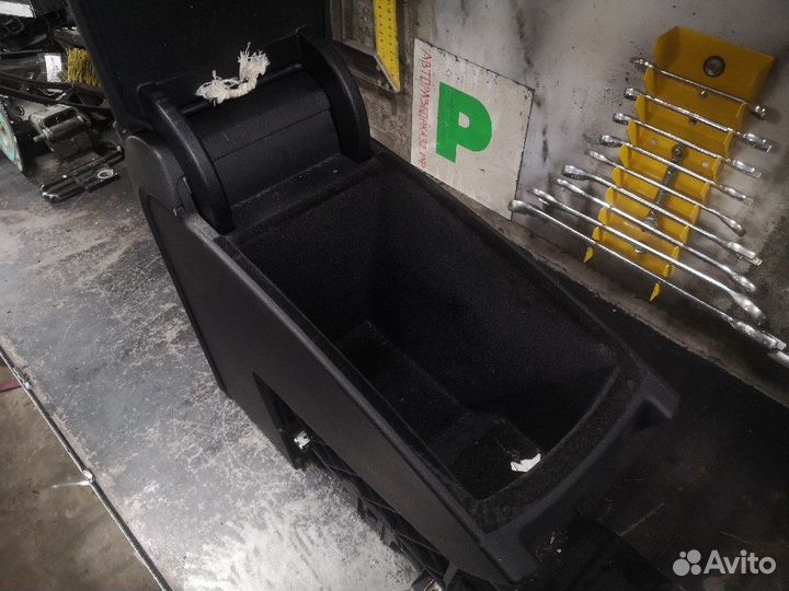 Подлокотник Passat B7 2011г