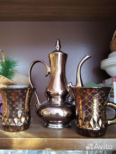 Кофейник и две чашки