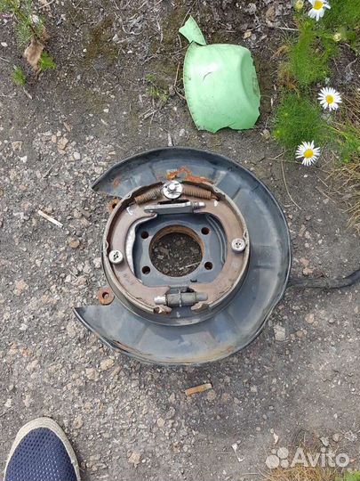 Колодки ручника в сборе с пыльниками subaru tribec