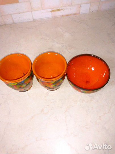 Керамические стаканы и чашка