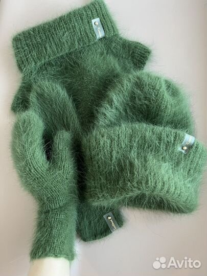 Комплект шапка из ангоры варежки манишка