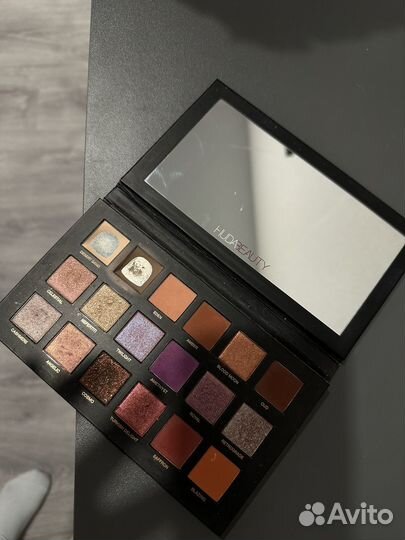 Палитра теней huda beauty