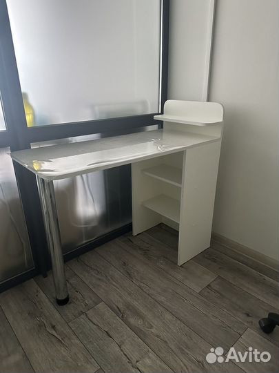 Маникюрный стол