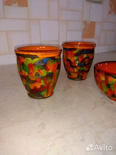 Керамические стаканы и чашка