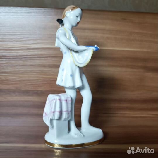 Фарфор статуэтка помощница Девочка с тарелкой лфз