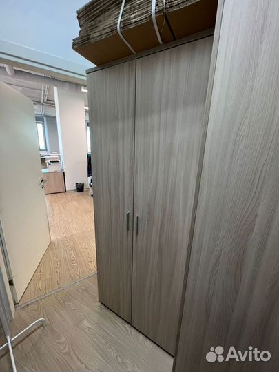 Офисный шкаф для одежды