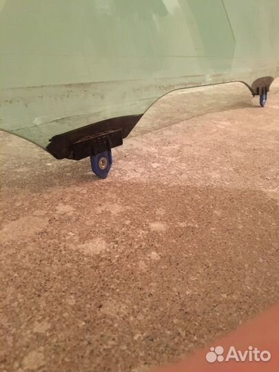 Правое переднее стекло двери на toyota Camry 70