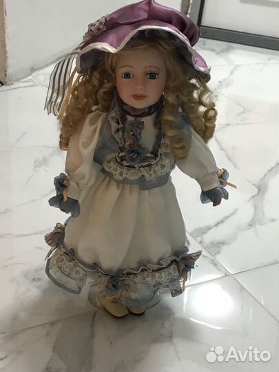 Кукла фарфоровая