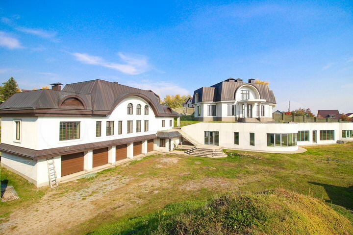 Коттедж 1300 м² на участке 64,5 сот.