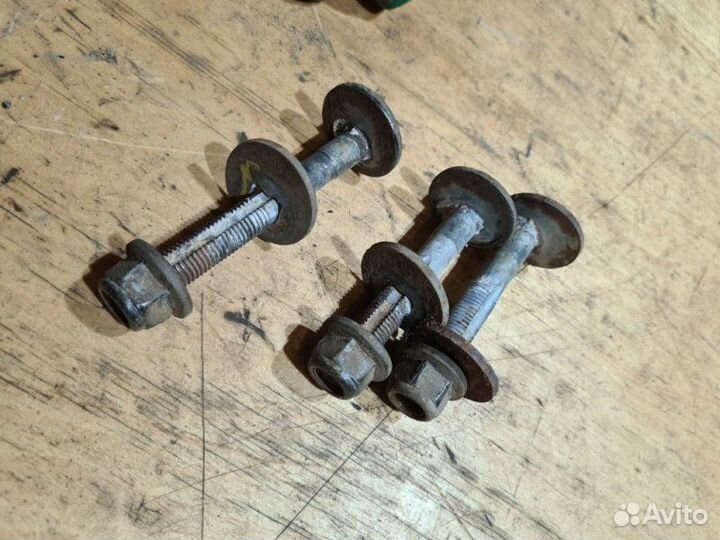 Болт развальный задний Skoda Yeti cbzb 2011