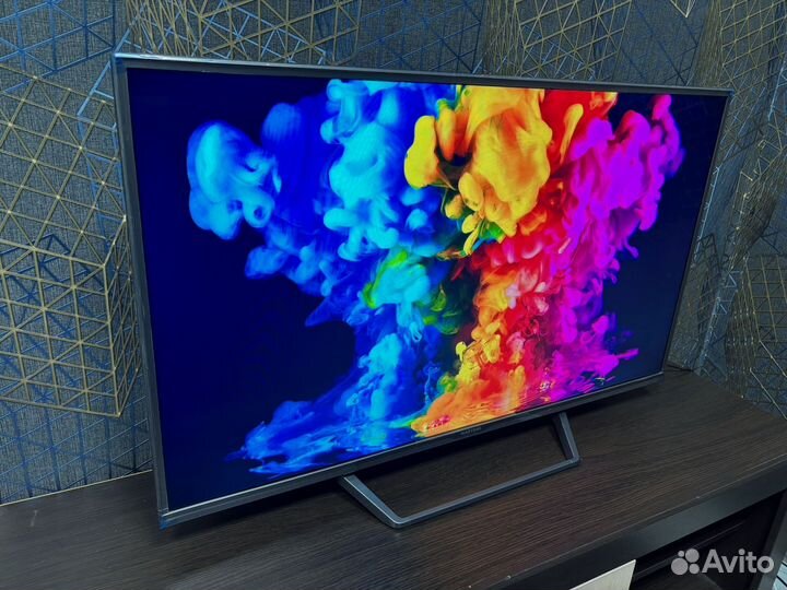 Весь в пленках метровый SMART TV Hartens 109см