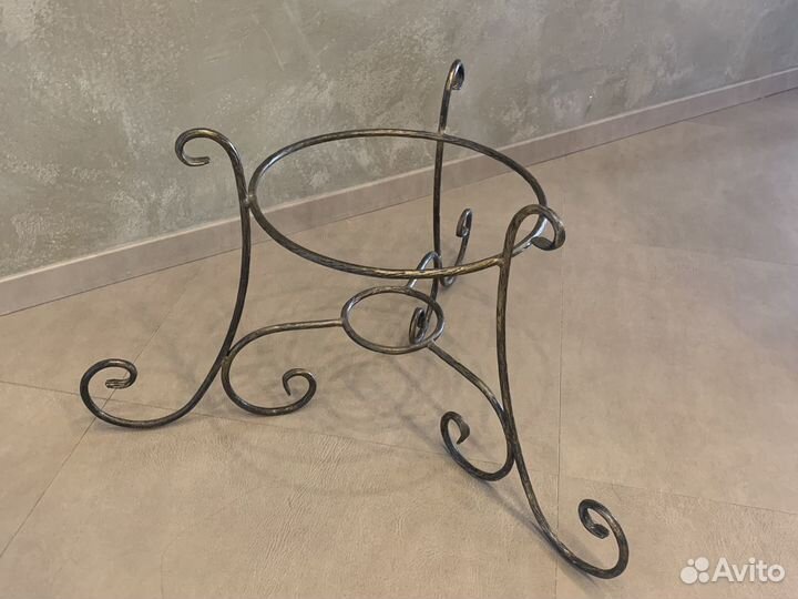 Подставка под цветы кованая