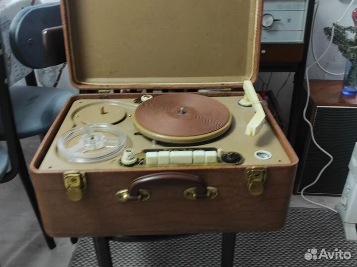 Проигрыватель Яуза 1956год