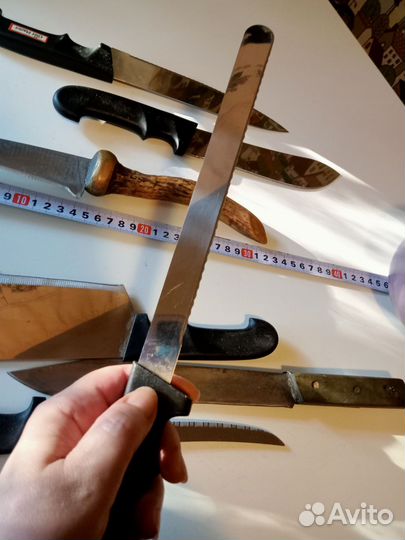 Ножи кухонные разные.Льняная скатерть