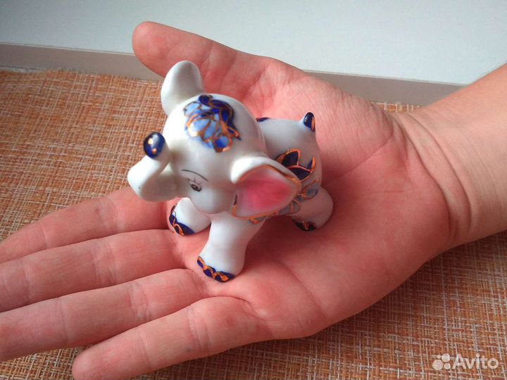 Фигурка слона из фарфора