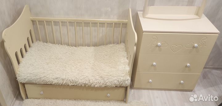 Детская кроватка с маятником и пеленальный комод