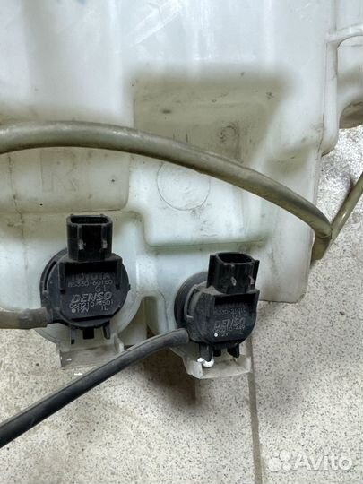 Бачек омывателя rav4 30