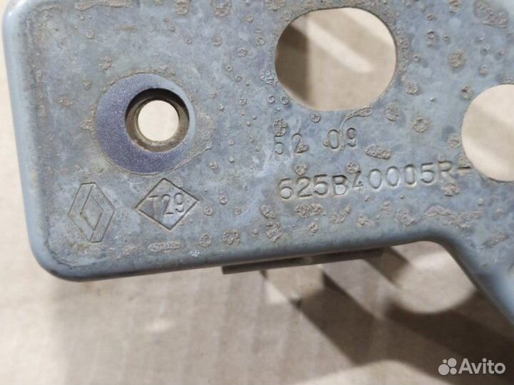 Кронштейн правый Renault Fluence K4MV838 2010