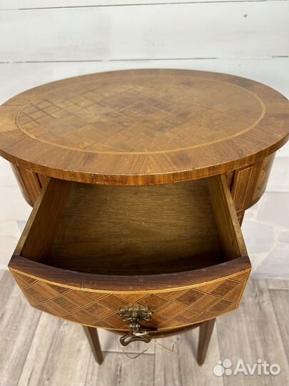 Небольшой антикварный столик