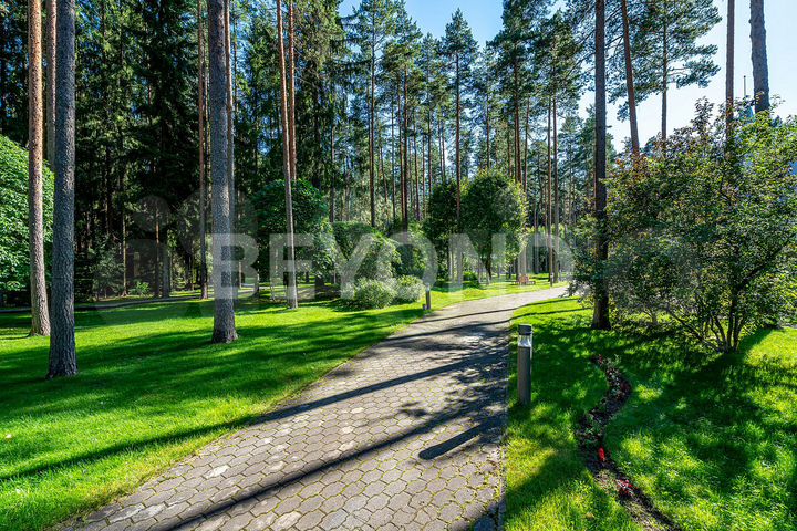 Дом 1348 м² на участке 1,89 га