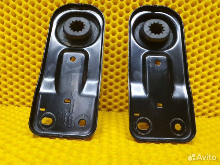 Кронштейн радиатора Ford Mustang VI N48H 2017