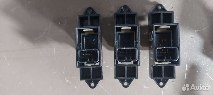 Кнопка стеклоподъёмника на Mitsubishi Lancer 10