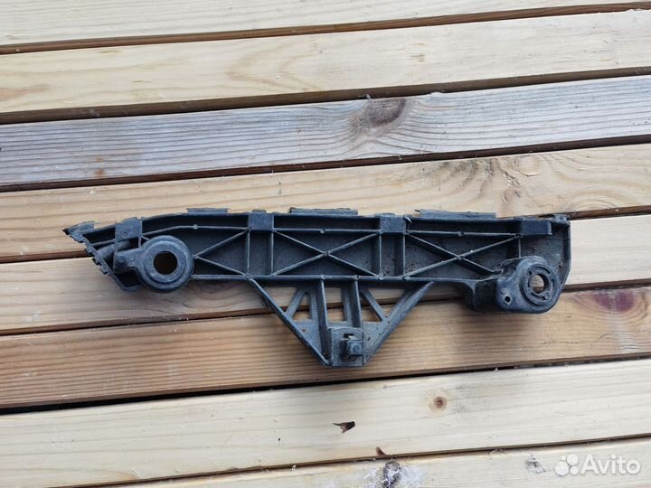 Mazda 3 2013-19г передний левый кронштейн бампера