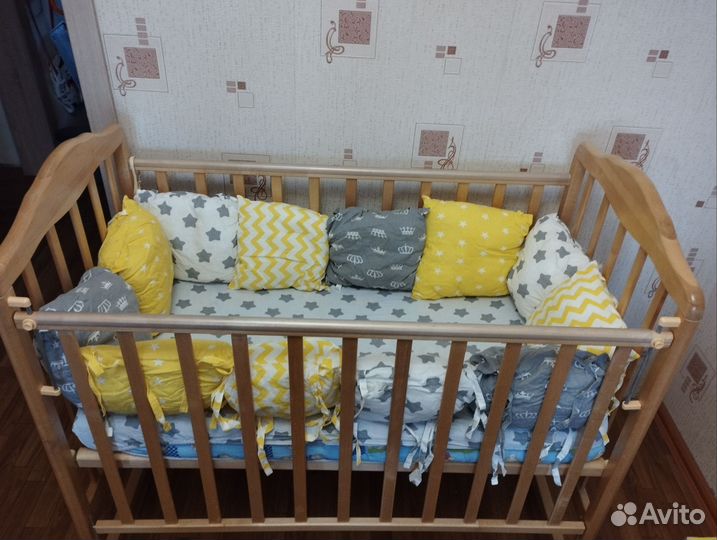 Детская кроватка с маятником