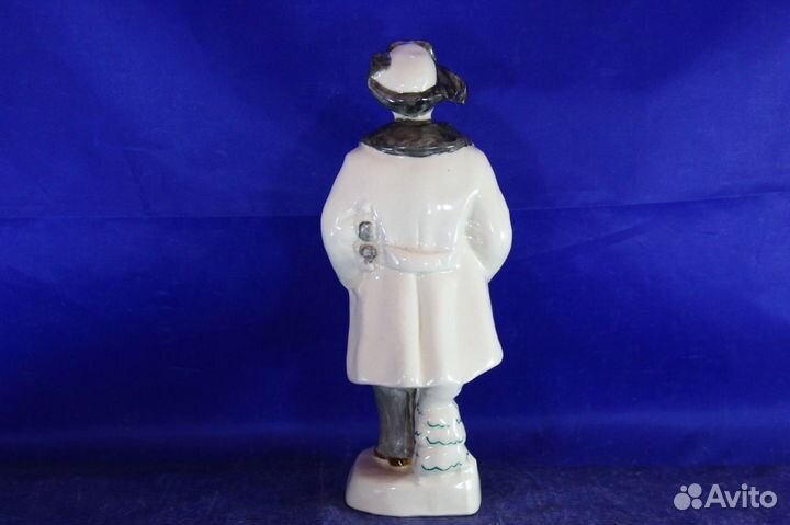 Статуэтка фарфоровая Мальчик с коньками модель лфз